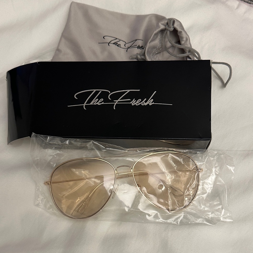 fresh Gold Aviator Sunglasses with Rose-Tinted Lenses